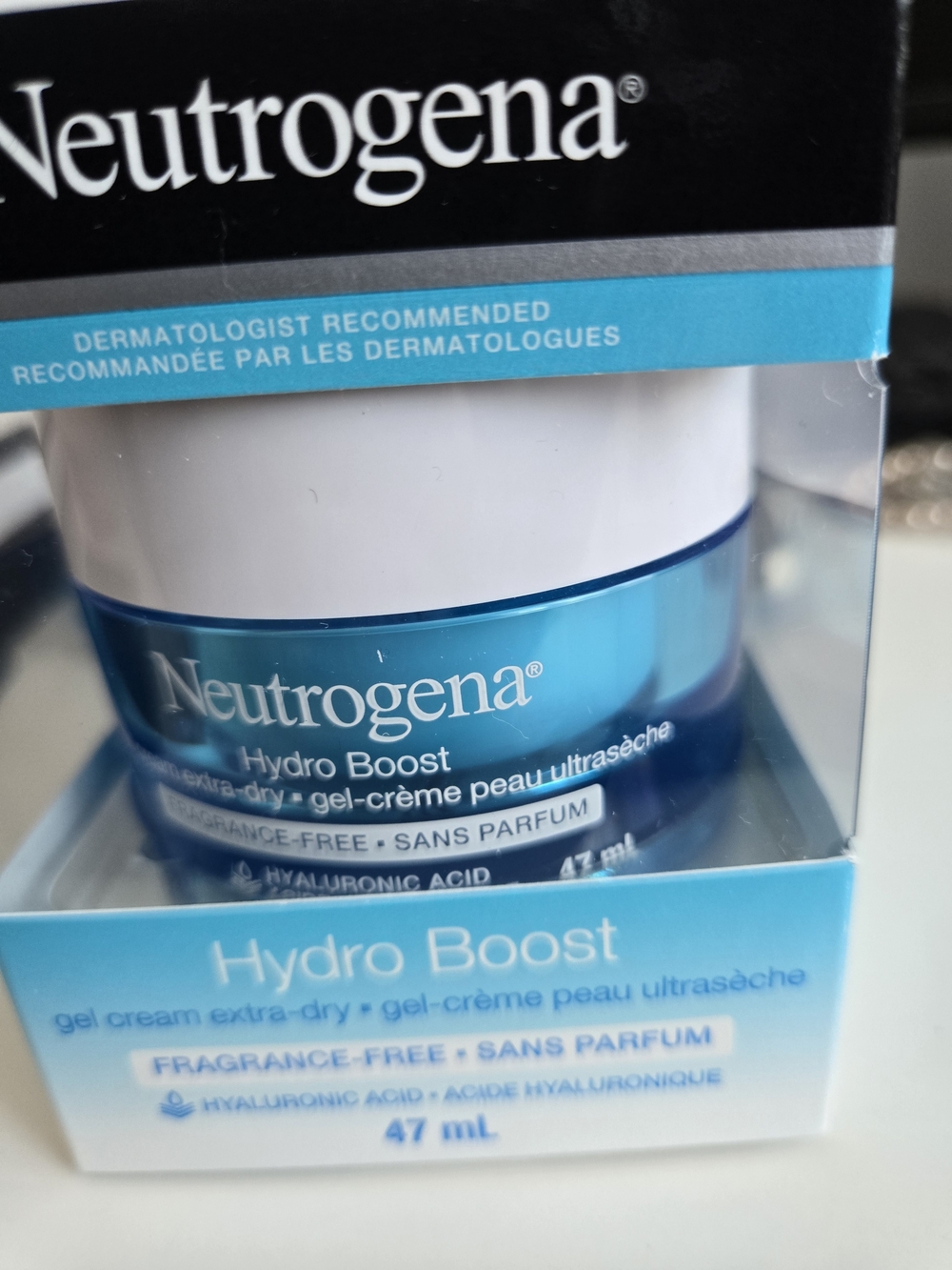 Neutrogena Hydro Boost Gel Cream - White & Bright Blue